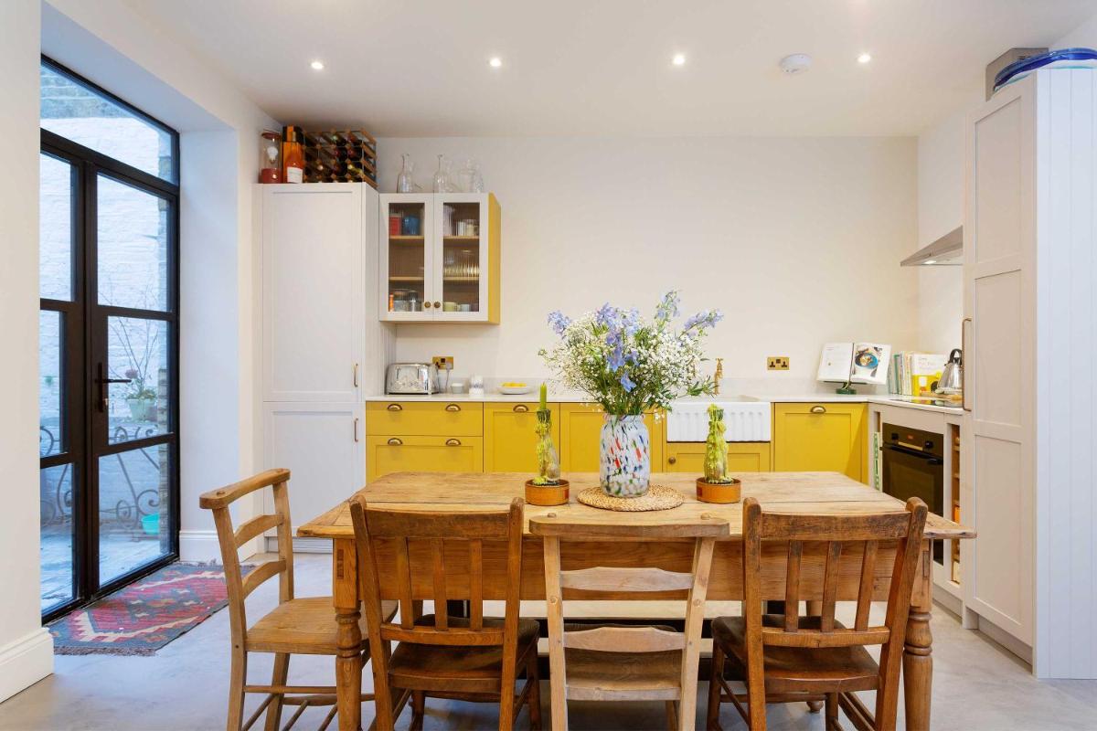 Veeve - Mellow Yellow by Holland Park - main image
