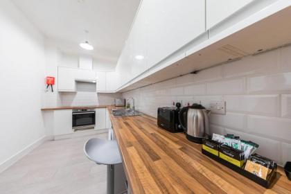 Boutique Modern Hotel Room For Two Near Tube And Bus Stations - image 30