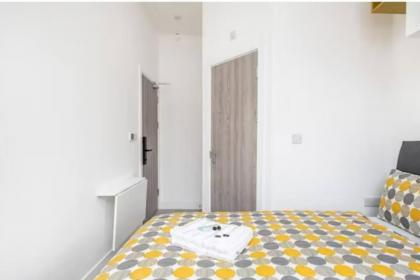 Boutique Modern Hotel Room For Two Near Tube And Bus Stations - image 9