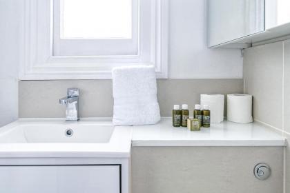 Cozy and Spacious Kensington Maisonette - image 24