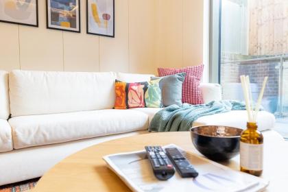 Modern Deluxe Five Bedroom House near Chalk Farm Station - image 21