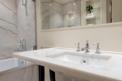 Modern Deluxe Five Bedroom House near Chalk Farm Station - image 24