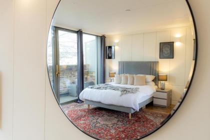 Modern Deluxe Five Bedroom House near Chalk Farm Station - image 25