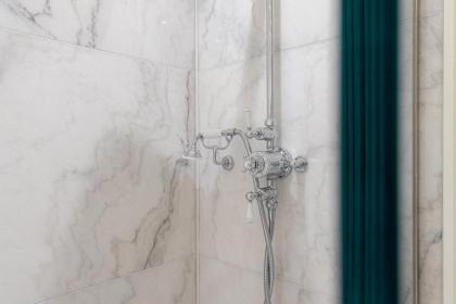 Modern Deluxe Five Bedroom House near Chalk Farm Station - image 26
