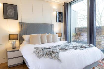 Modern Deluxe Five Bedroom House near Chalk Farm Station - image 27