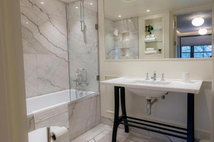 Modern Deluxe Five Bedroom House near Chalk Farm Station - image 28