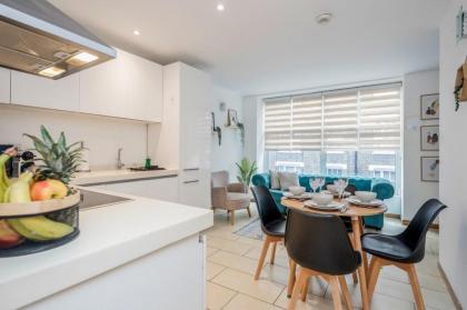 Perfectly located modern one bedroom apartment - image 22