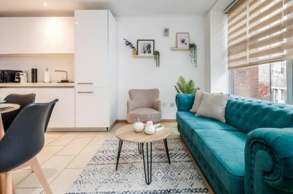 Perfectly located modern one bedroom apartment - image 23