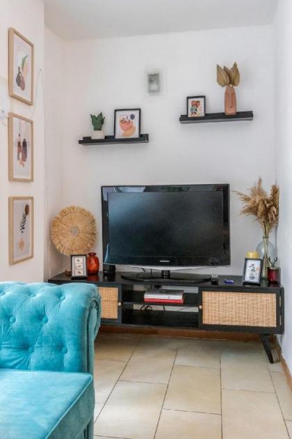 Perfectly located modern one bedroom apartment - image 25