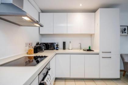 Perfectly located modern one bedroom apartment - image 30