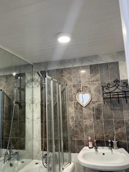 Beautiful and Cozy One Bedroom/ One Bath Central London - image 21