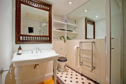4 Bed Duplex Garden Views - image 24