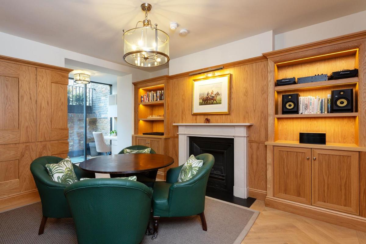 Veeve - Silver Screen to South Kensington - main image