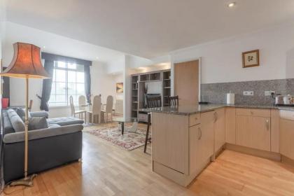Large & Central 2BD Flat - Tower Hill - image 23