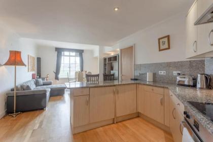 Large & Central 2BD Flat - Tower Hill - image 24