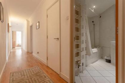 Large & Central 2BD Flat - Tower Hill - image 25