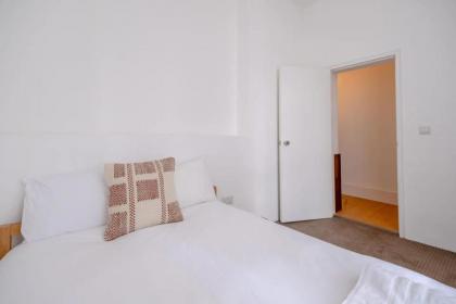 Stylish & Light Victorian 2BD Flat - Holland Park - image 21
