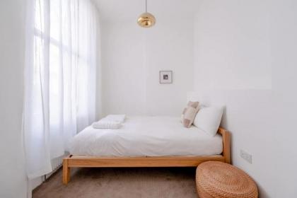 Stylish & Light Victorian 2BD Flat - Holland Park - image 22