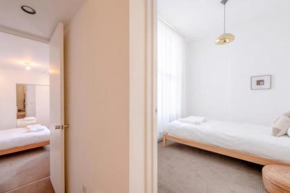 Stylish & Light Victorian 2BD Flat - Holland Park - image 23