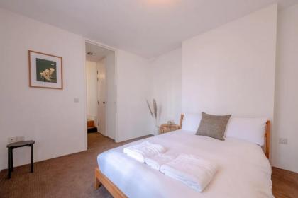 Stylish & Light Victorian 2BD Flat - Holland Park - image 27