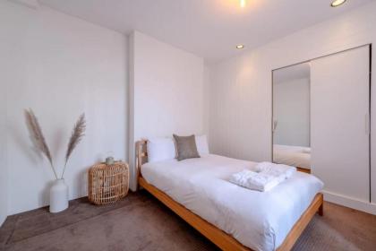 Stylish & Light Victorian 2BD Flat - Holland Park - image 29