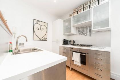 Chic Top Floor Apartment in the heart of Notting Hill Ladbroke Grove - image 25