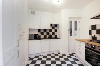 Chic 1 Bed Flat Zone 2 Hampstead Swiss Cottage - image 22