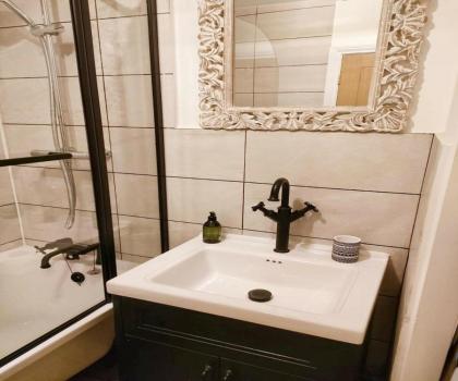 Chic 1 Bed Flat Zone 2 Hampstead Swiss Cottage - image 26