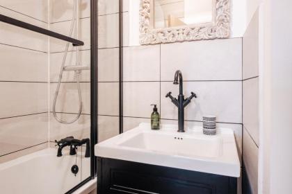 Chic 1 Bed Flat Zone 2 Hampstead Swiss Cottage - image 28