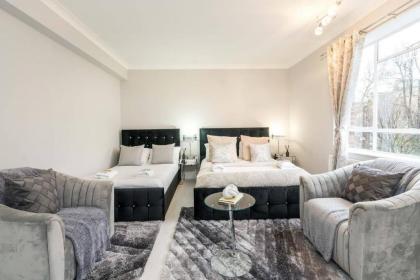 Exceptional 5 stars flat in lovely location - image 21