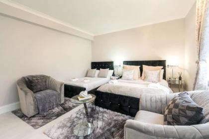 Exceptional 5 stars flat in lovely location - image 22
