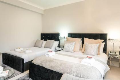 Exceptional 5 stars flat in lovely location - image 23
