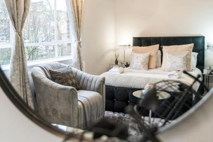 Exceptional 5 stars flat in lovely location - image 26