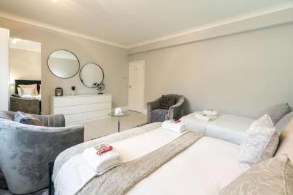 Exceptional 5 stars flat in lovely location - image 27