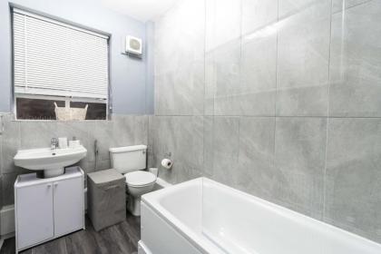 Exceptional 5 stars flat in lovely location - image 29