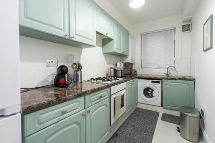 Exceptional 5 stars flat in lovely location - image 30