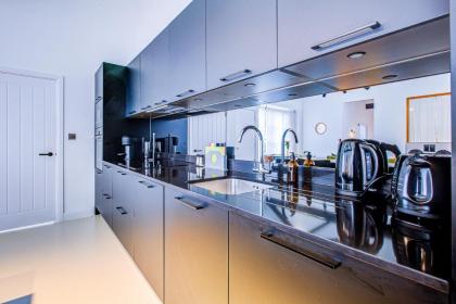 Stunning Penthouse Apartment Close to Queen's Park - Mega Fast Internet - image 29