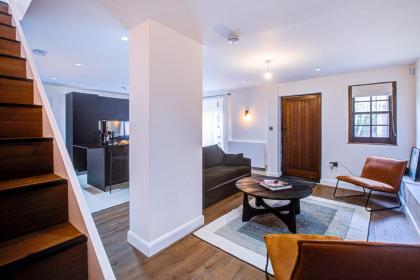 Beautiful 3-Bedroom House Just Minutes from Queen's Park Tube - image 26