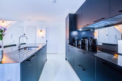 Beautiful 3-Bedroom House Just Minutes from Queen's Park Tube - image 29
