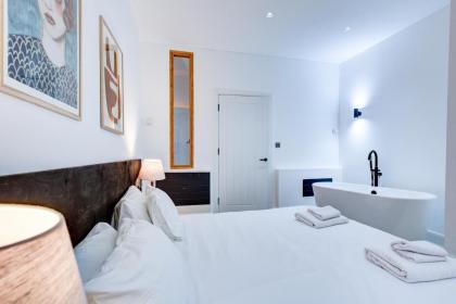 Stylish 1BR Unit Super Fast Internet Gated complex - Near Queen's Park! - image 21
