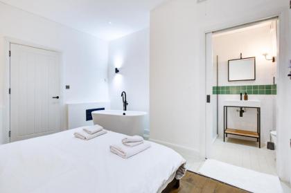 Stylish 1BR Unit Super Fast Internet Gated complex - Near Queen's Park! - image 23