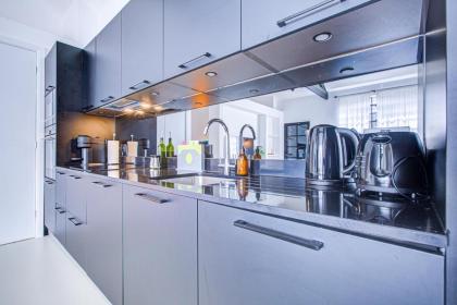 Stylish 1BR Unit Super Fast Internet Gated complex - Near Queen's Park! - image 26