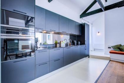 Stylish 1BR Unit Super Fast Internet Gated complex - Near Queen's Park! - image 29