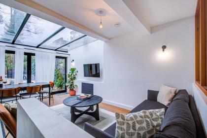 Stylish 1BR Unit Steps Away from Queen's Park - Very Fast Internet - Gated Complex - image 25