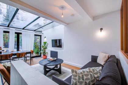 Stylish 1BR Unit Steps Away from Queen's Park - Very Fast Internet - Gated Complex - image 27