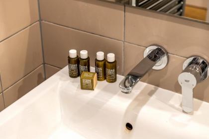Trendy Kings Cross Flat - image 17