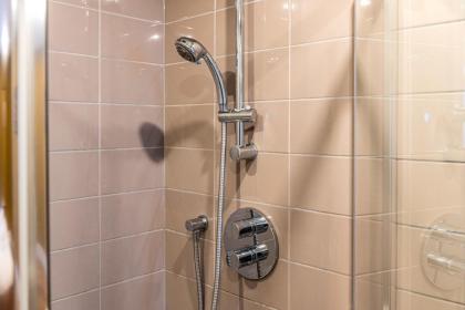 Trendy Kings Cross Flat - image 21