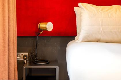 Trendy Kings Cross Flat - image 22