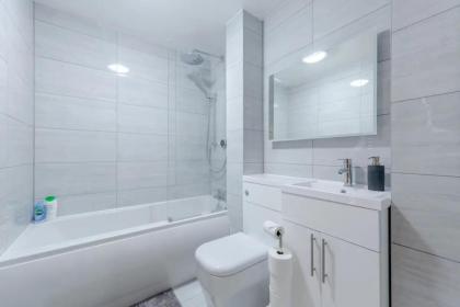 Bright & Cosy 2BD by the Canal! - Limehouse - image 25