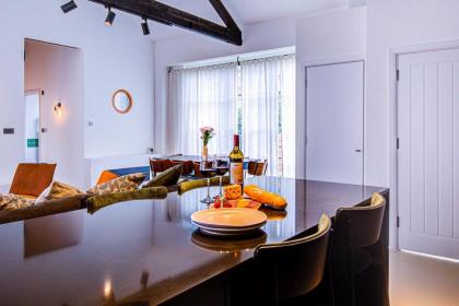 Stunning Penthouse Apartment Close to Queen's Park - image 22
